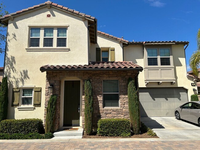 Building Photo - Stunning 3 Bed 2.5 Bath Home with Office in Lake Forest!