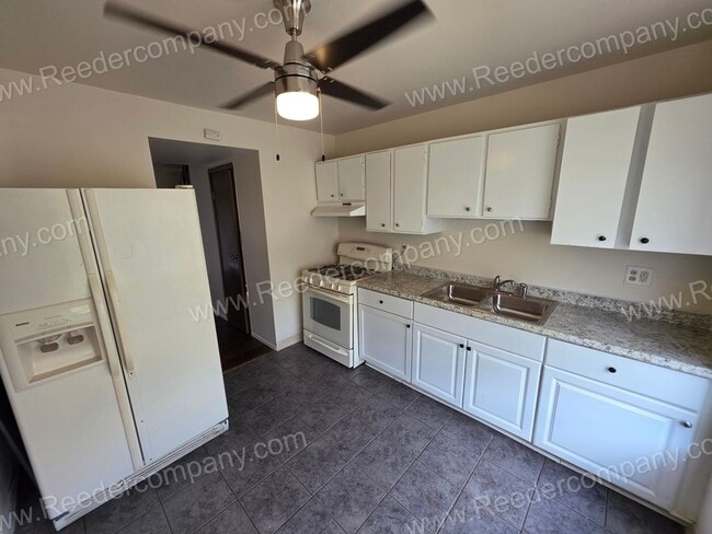 Building Photo - Beautiful 3 Bedroom Townhouse across from ...