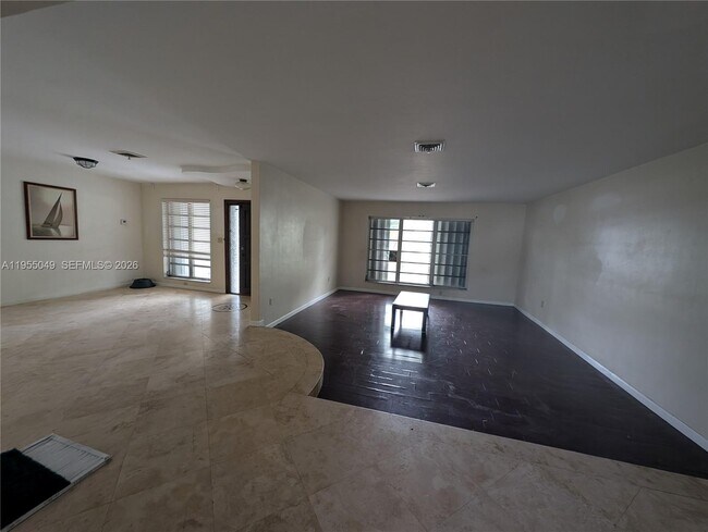 Foto del edificio - 1900 NE 186th St