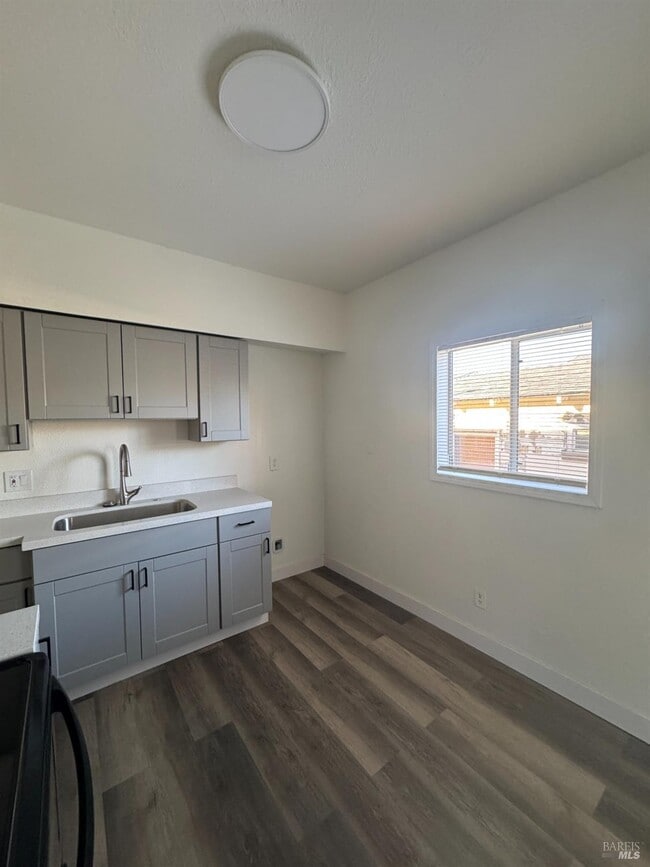 Building Photo - 637 Maine St