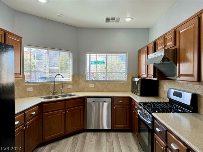 Foto del edificio - 8911 Mossy Hollow Ave