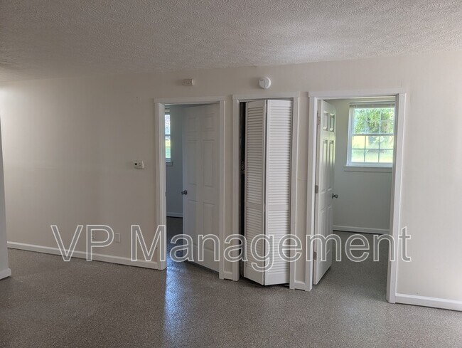 Foto del edificio - 2218 Emerald Dr