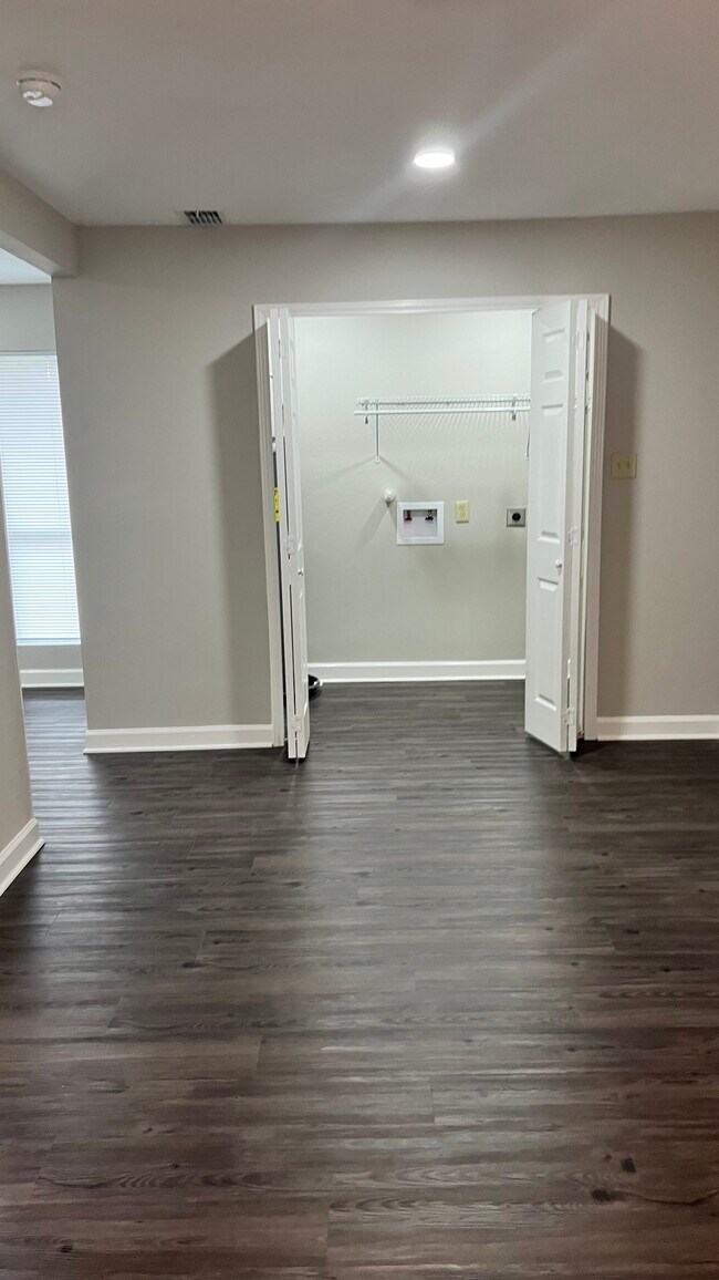 Foto del edificio - 5914 Magnes Ln