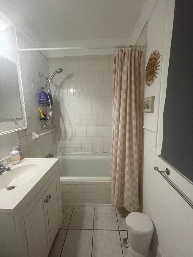 Bathroom - 1540 Hawthorne St
