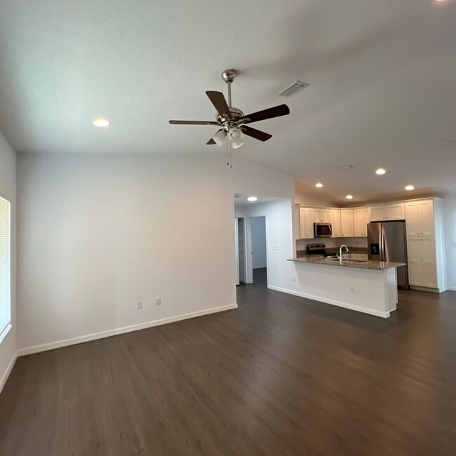 Building Photo - BEAUTIFUL 3 Bedroom, 2 Bathroom Home in Oc...