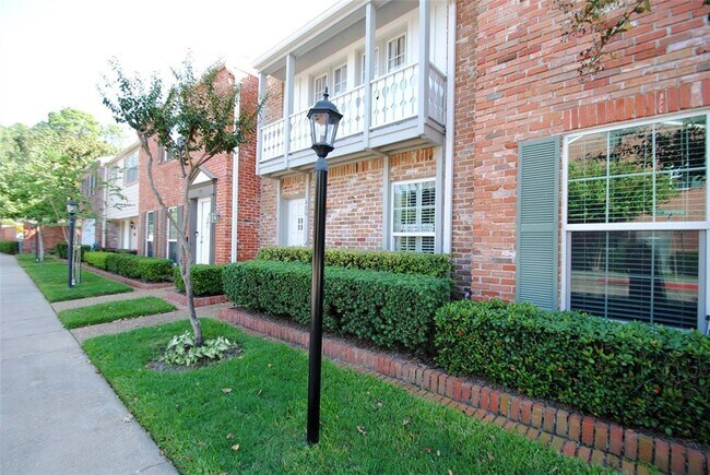 Building Photo - 404 Bendwood Dr