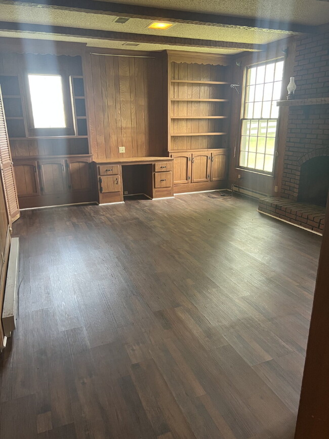 Building Photo - 3BR/2BA Home in Springfield Surrounded by Farmland