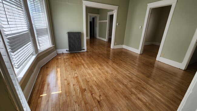 Foto del edificio - 3373 N Oakland Ave