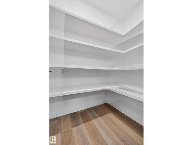 Photo du bâtiment - 5213-104A 104a St NW