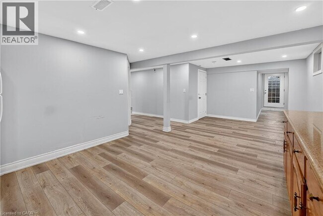 Photo du bâtiment - 214 Main St E