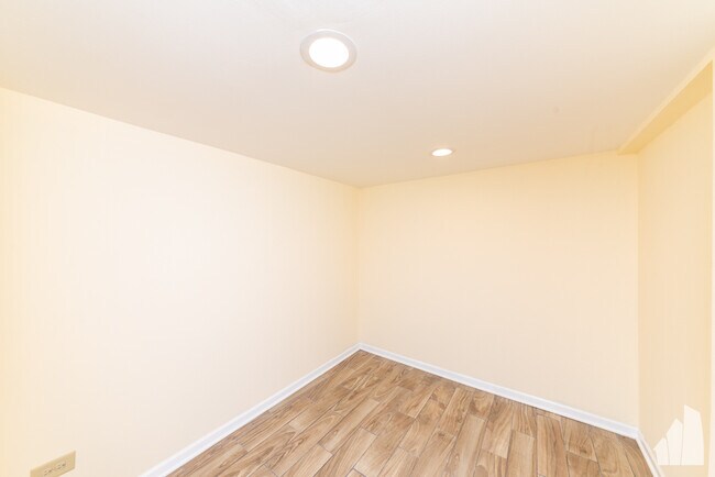 Building Photo - 5849 N Maplewood Ave