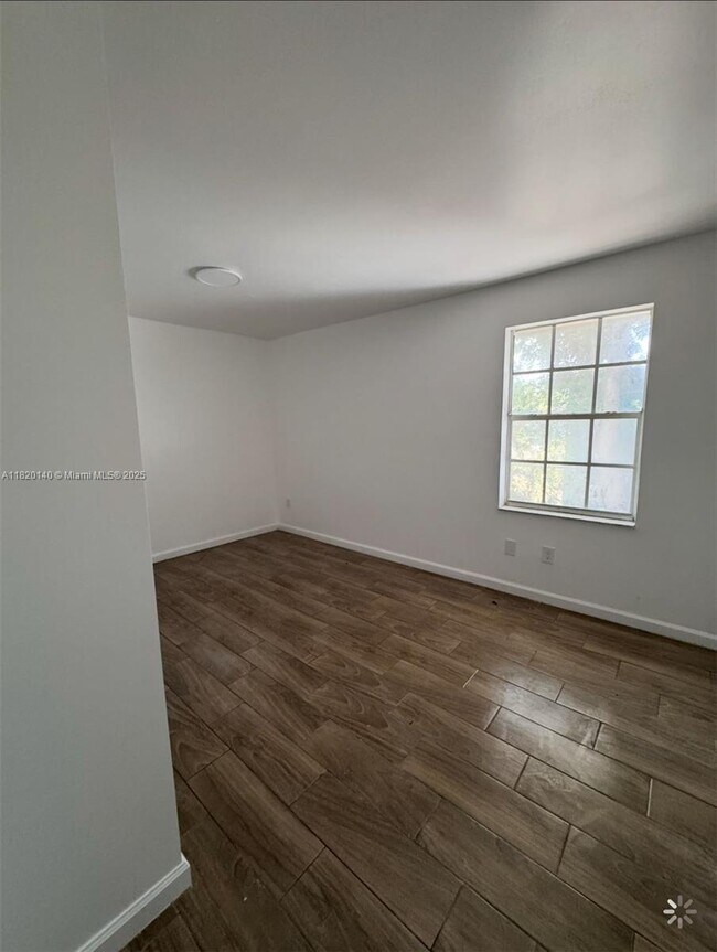 Foto del edificio - 617 NW 3rd Ave