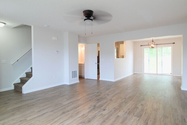 Foto del edificio - Spacious 3-Bed, 2.5-Bath Townhome Availabl...