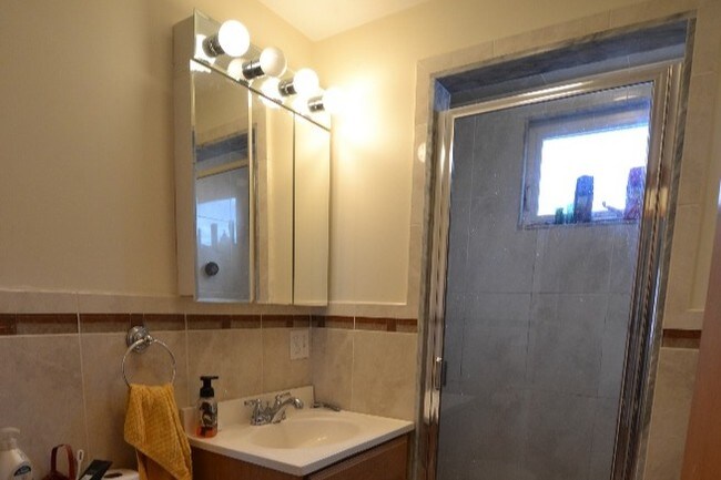 Building Photo - 62 Glencoe St