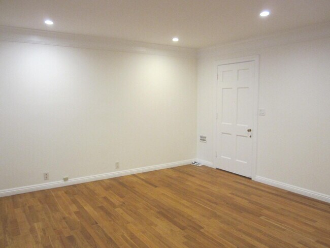 Foto del edificio - 10371-10379 Ashton Ave