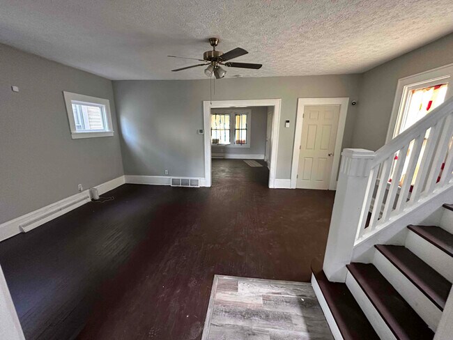 Foto del edificio - 1351 Logan Ave NW