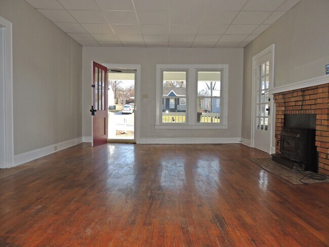 Building Photo - Two bedroom, one bath home is South Knoxville