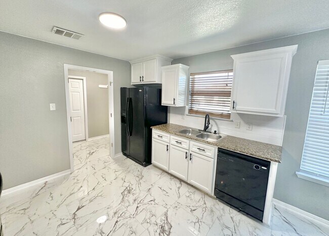 Foto del edificio - AVAILABLE NOW!!