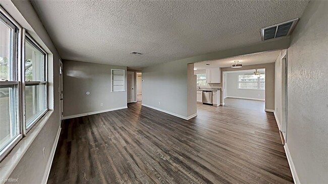 Building Photo - 3 br, 1 bath House - 4949 Lake Ridge Lane