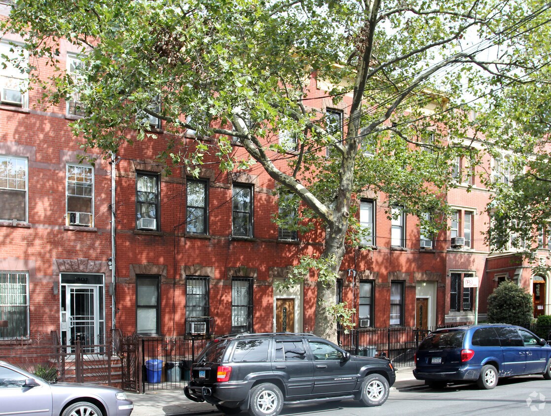 Primary Photo - 403 Linden St