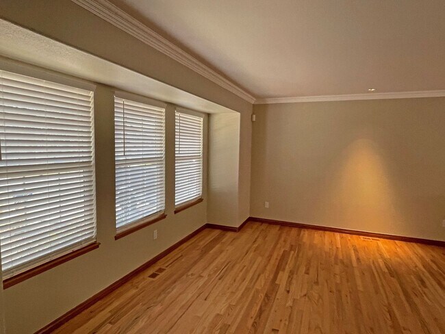 Building Photo - Spacious 5 bedroom, 2-story in Briargate