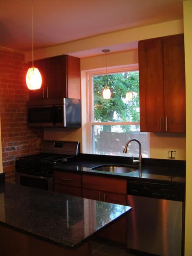 Building Photo - Charming Single Family-No Broker Fee