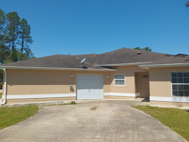Foto del edificio - Great 3/2/1 duplex with a private driveway...