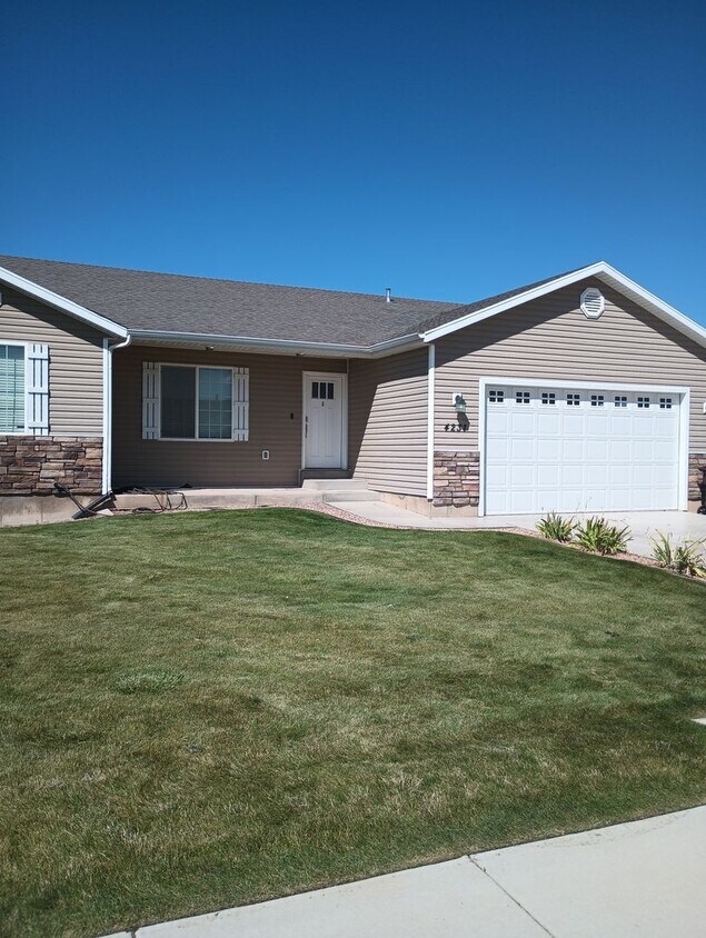 Primary Photo - 3 B/ 2 B home in Sunrise Meadows