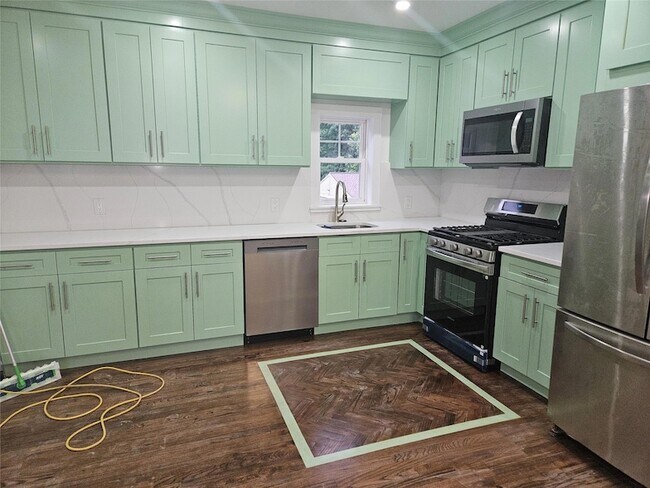 Foto del edificio - 94 Briggs Ave