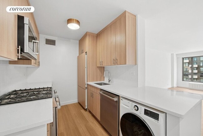 Building Photo - 501 E 87th St