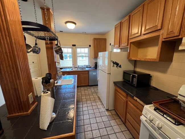 Kitchen - 854 Sumner Ave