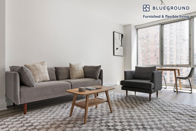 Building Photo - 2 W Delaware Pl