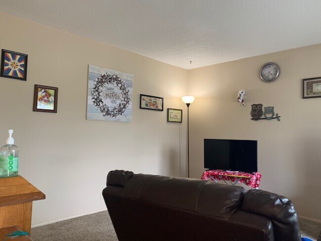 Building Photo - 4417 White Pine Dr NE