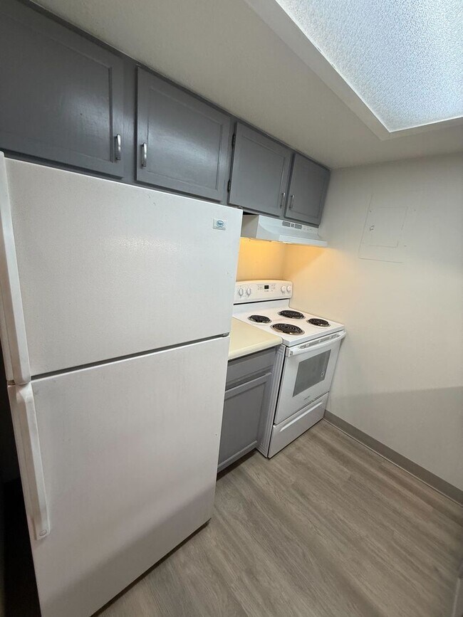 Foto del edificio - Nice 1 Bedroom 1 Bathroom Condo in Golden with Pool!! Available NOW!!