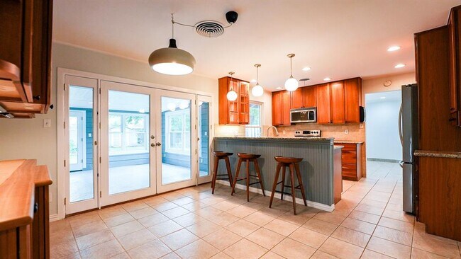 Building Photo - 2207 Fair Oaks Dr