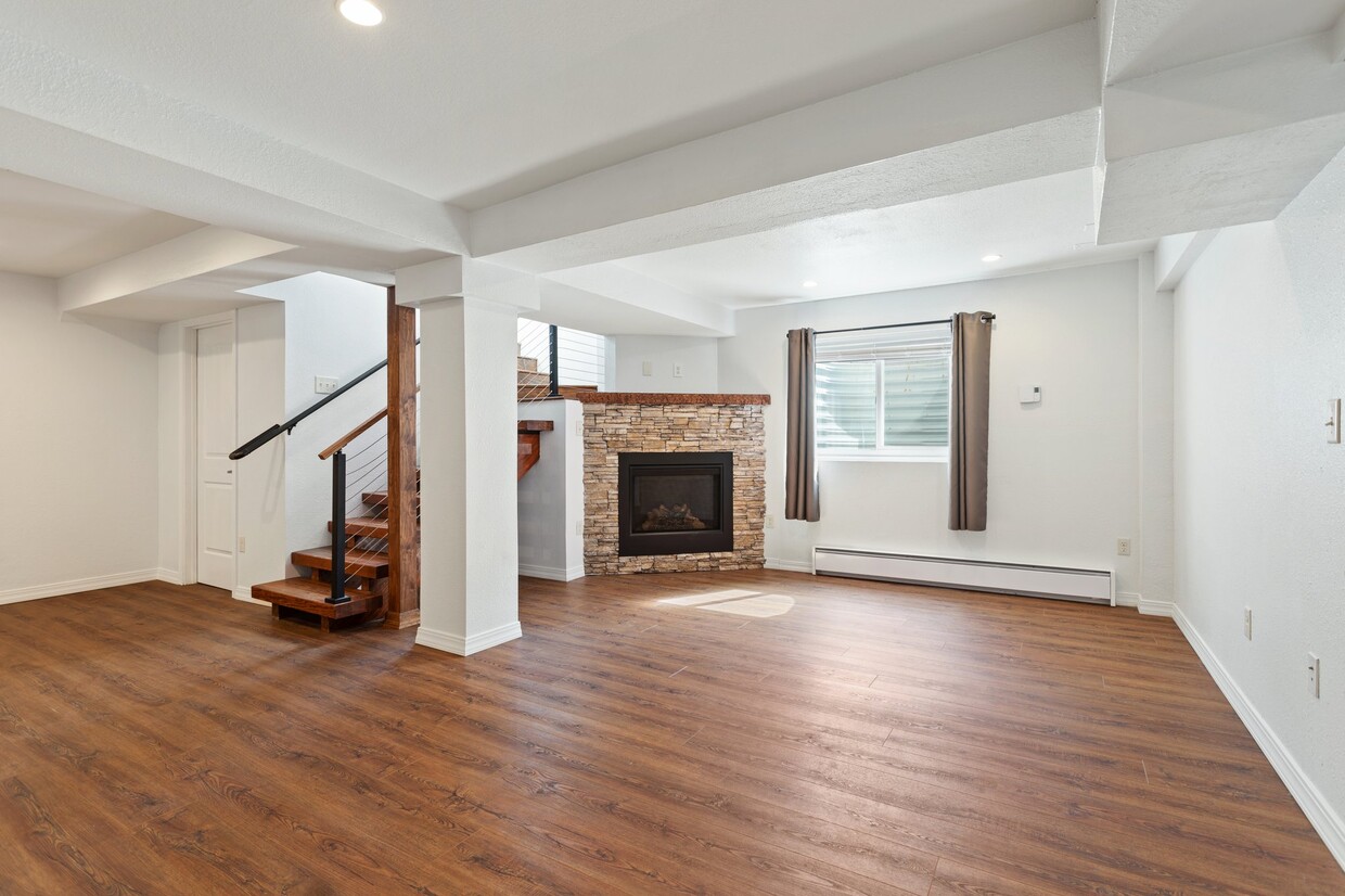 Primary Photo - 6 W Brookside St