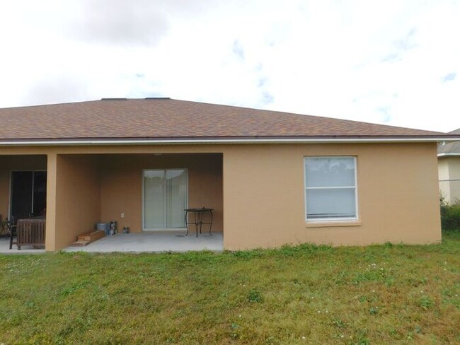 Building Photo - 1/2 Duplex in Poinciana