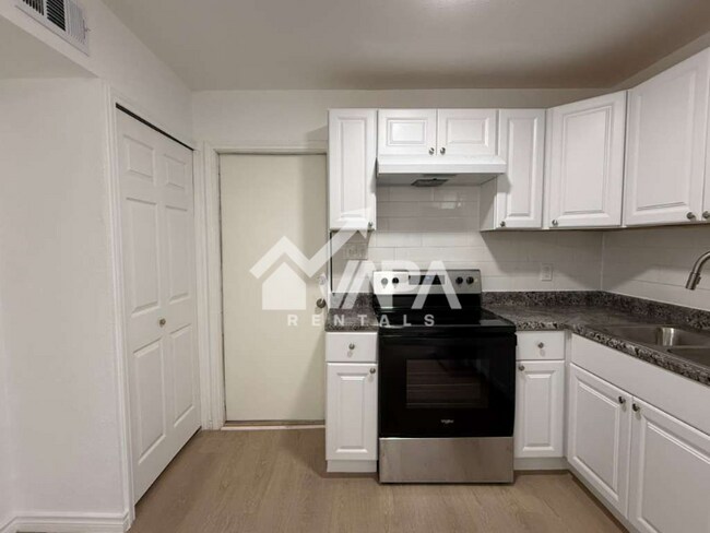 Building Photo - 4351 Sun Vista Ln