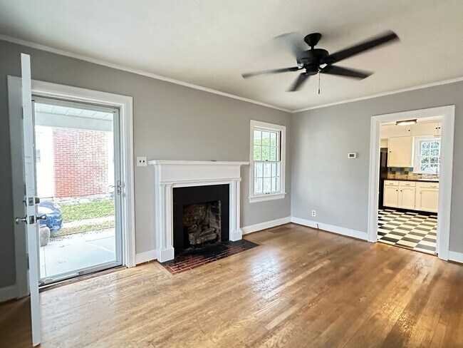 Building Photo - Charming 2-Bedroom Cottage-Style Home!