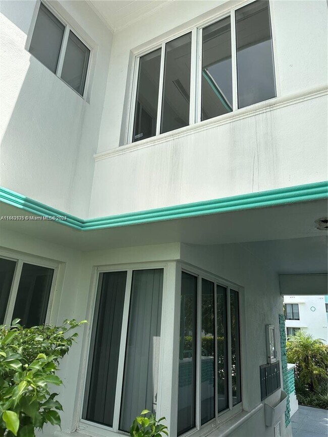 Building Photo - 1990 Bay Dr