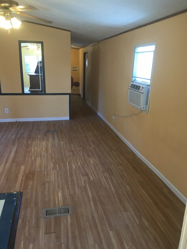 Building Photo - 815 Clutts Rd