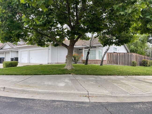 Foto del edificio - 3br/2ba Home on corner lot