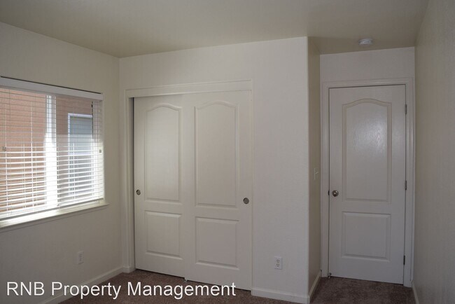 Building Photo - 3 br, 2.5 bath House - 17 Seatuck Court