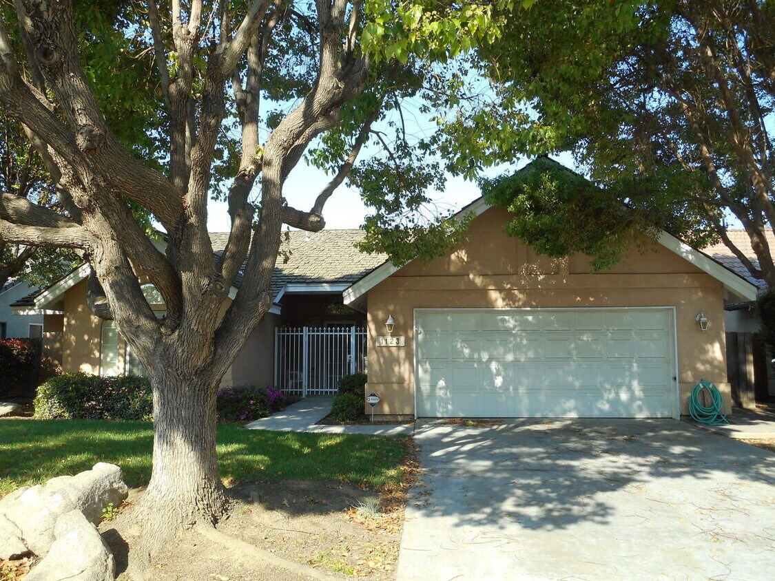 Foto del edificio - Nice 3 Bedroom 2 Bathroom Home in NW Visalia Coming Soon!!