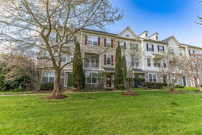 Building Photo - Belmont Bay Beauty! Three level two car ga...