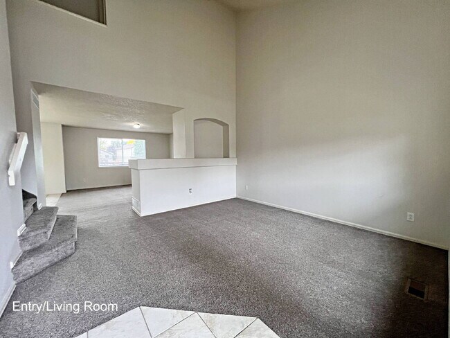 Foto del edificio - Available 09/01/26; Saddle Rock Ridge! Soaring Ceilings, Generous Square Footage, Fenced Backyard...