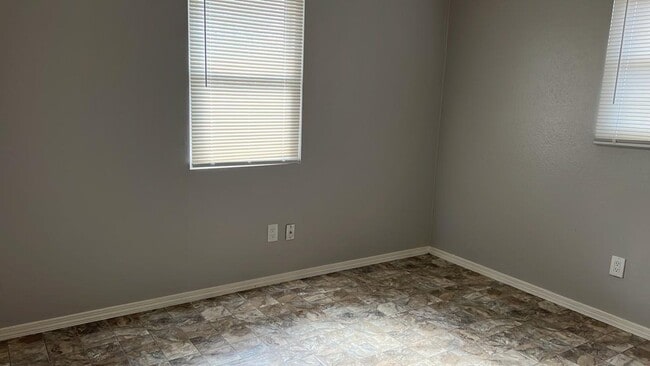 Building Photo - Move-In Special Call Today!!
