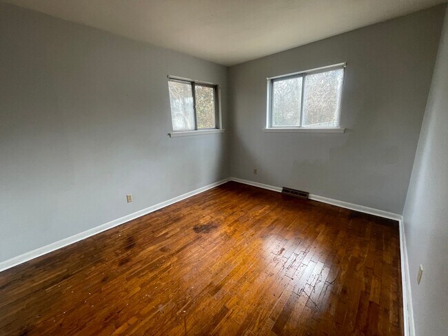Building Photo - Available now 2 bedroom 1 bath apartment