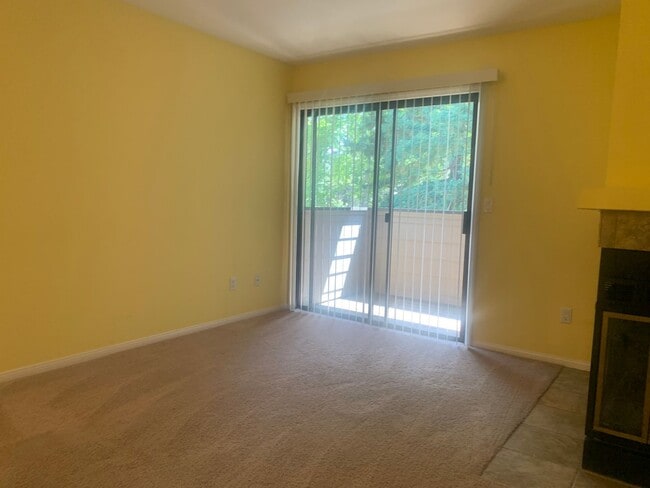 Building Photo - Beautiful upstairs condo with Washer and D...