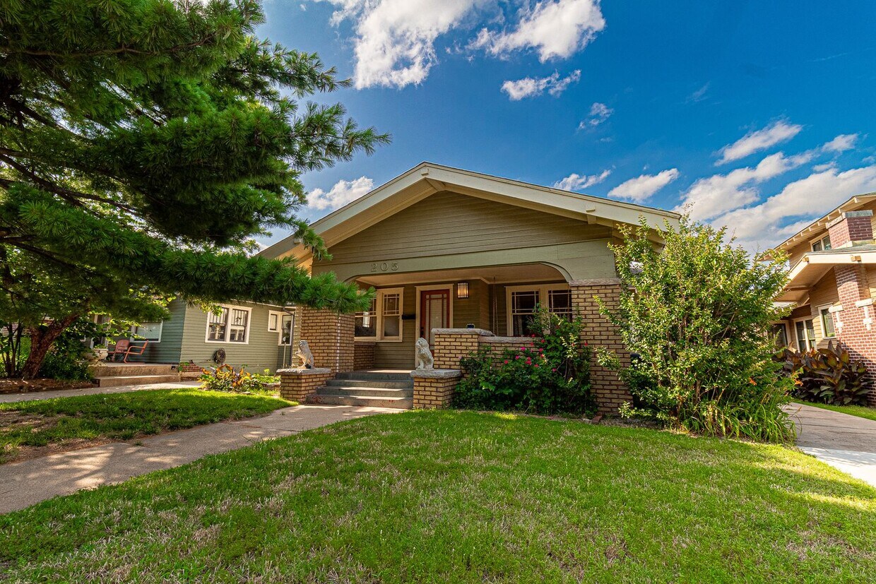Primary Photo - 3 Bed 1 Bath in OKC! - Half off on the fir...